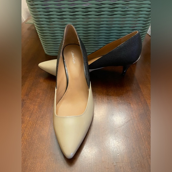 Calvin Klein Women's Patna Pointed Toe Classic Pumps Grege Black - Picture 5 of 8